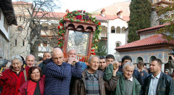 Стотици последваха чудотворната икона от Бачковския манастир по пътя й до местността &quot;Клувията&