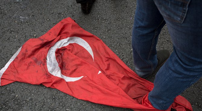 Изгаряне на турски флаг в Атина ядоса Анкара (видео)
