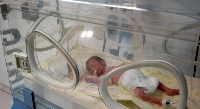 Лекари от Бургас спасиха бебе, тежащо 700 грама