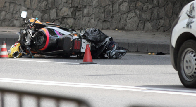 Моторист загина след преследване с полицаи