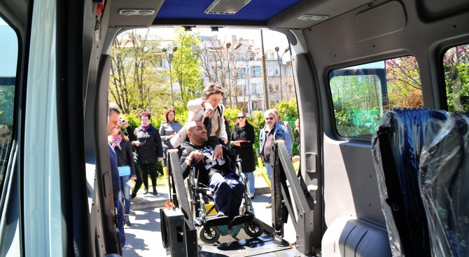 Община Бургас получава нов специализиран микробус за хора с увреждания (снимки)
