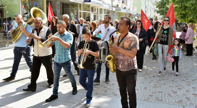 Цигански оркестър поведе Първомайската манифестация на сливенските социалисти (снимки)