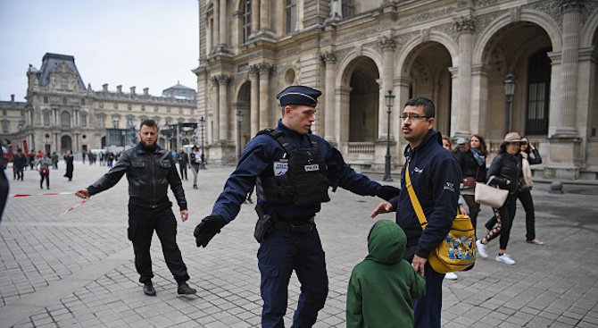 Евакуираха хората от площада пред Лувъра в Париж след сигнал за бомба (видео)