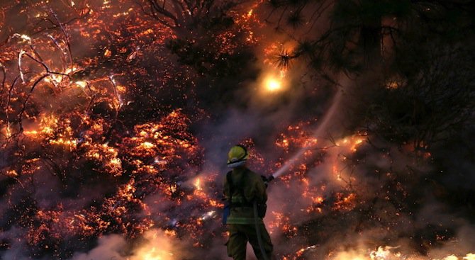 Голям пожар бушува в склад за съхранение на бои и разредители в Габрово