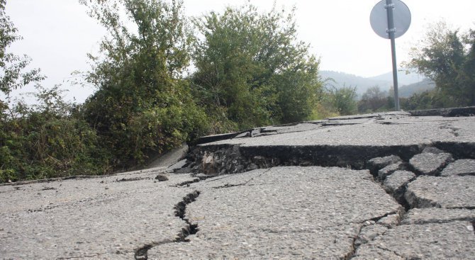 7-километров път до рилския манастир е пропаднал