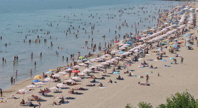 Десетки младежи се събират на бургаския плаж