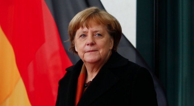 Меркел отхвърли задължителната казарма в Германия