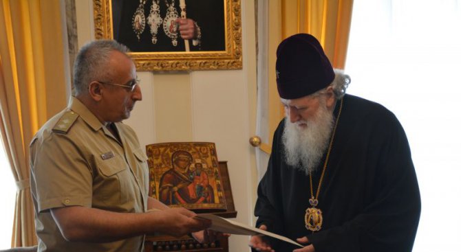 Патриарх Неофит с почетен знак от Военната академия (снимки)