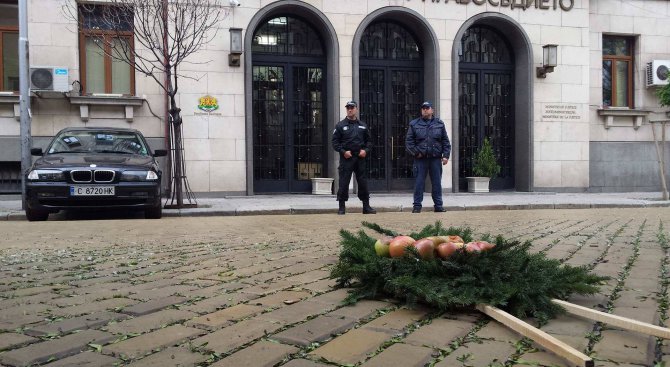 Положиха венец от гнили ябълки пред Министерството на правосъдието (видео+снимки)