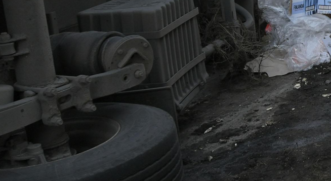 ТИР катастрофира на пътя Севлиево - В. Търново, движението е блокирано