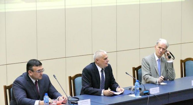 Министър Радев се срещна с випуск френския Национален институт за висши науки в областта на сигурнос