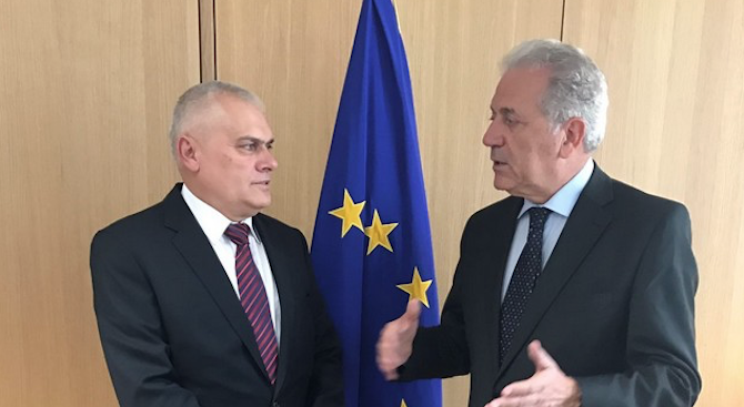 Валентин Радев се срещна с европейския комисар по миграция Димитрис Аврамопулос
