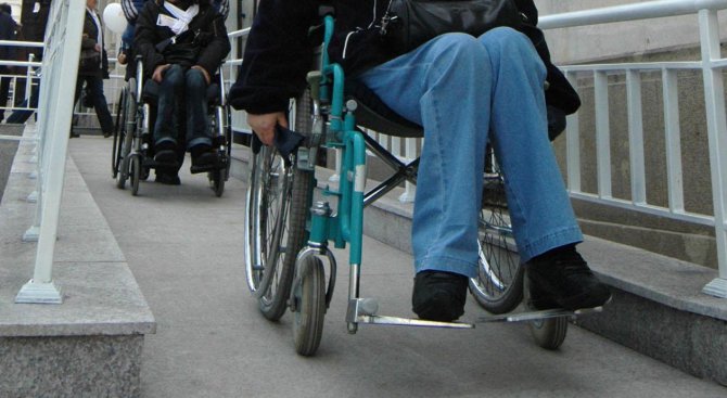 Чисто нова рампа за хора с увреждания се оказва недостъпна за тях