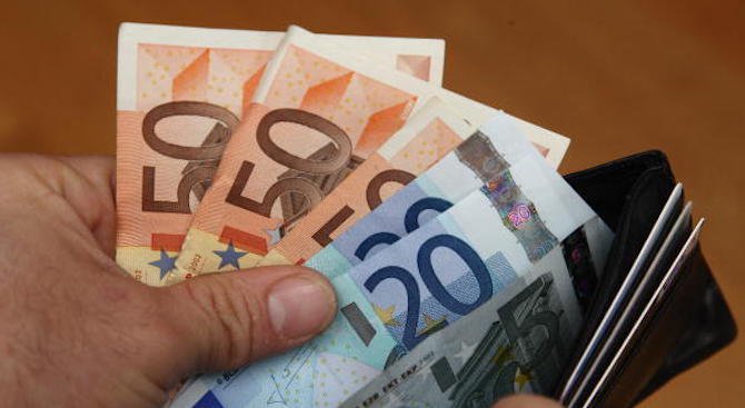 Жена оставила 10 000 евро в плик за измамници в Добрич
