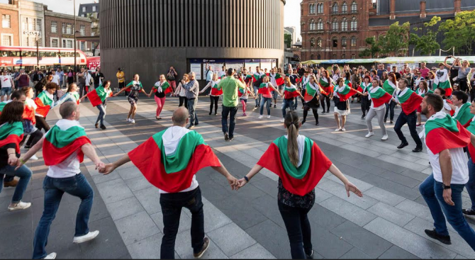 Българско хоро се изви в Лондон (видео+снимки)