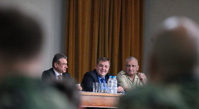 Каракачанов обсъди проблемите на армията с военните (снимки)