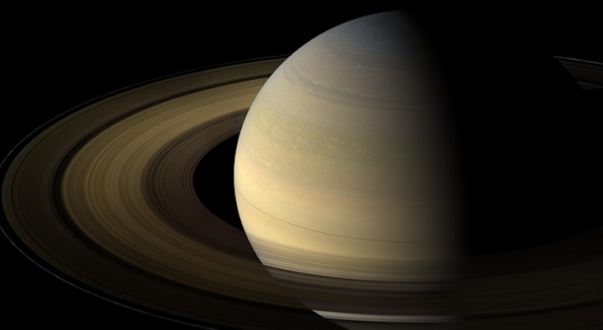 Касини премина през най-опасния Сатурнов пръстен (видео)