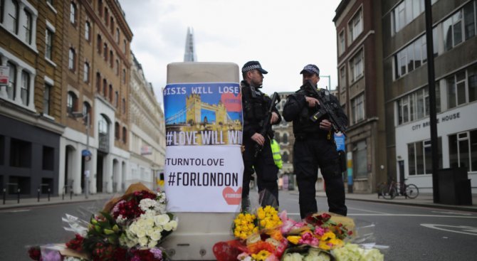 Великобритания почита жертвите при атентата в Лондон с минута мълчание във вторник