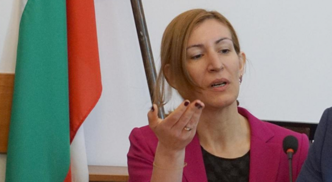 Ангелкова призова Рагин да подаде оставка