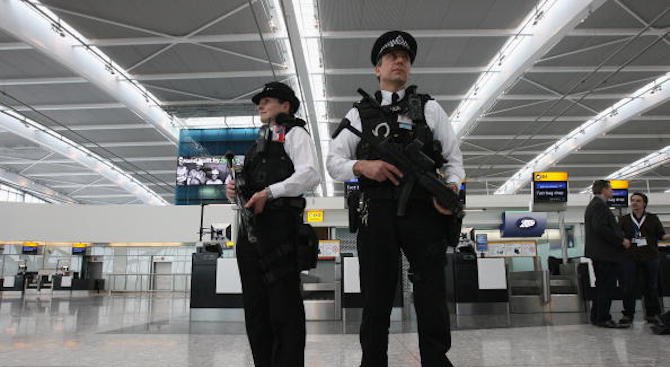 Британската полиция арестува мъж на летище &quot;Хийтроу&quot; във връзка с нападението в Манчестър