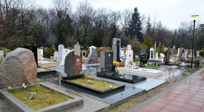 Конфискуват гробовете на 109 покойници