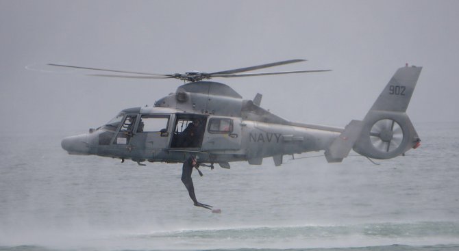 Почина командирът на екипажа на военния вертолет, който падна в Черно море (видео)