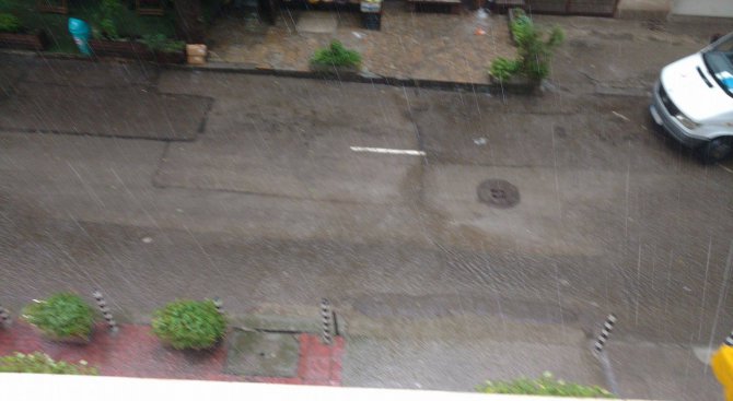 Пороен дъжд се изсипа над столицата (снимки)