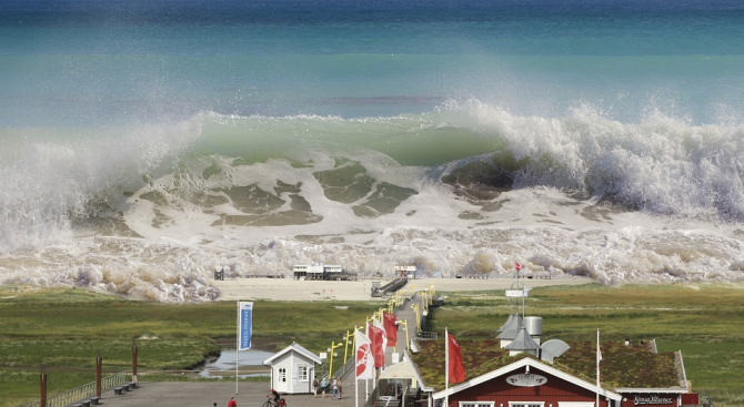 Четирима души са в неизвестност след цунами в Гренландия (видео)