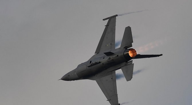 Напрежение в небето, изтребител на НАТО приближи самолета на руския министър на отбраната (видео)