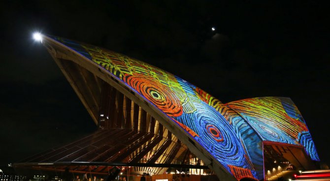 Арт инсталация осветява нощното небе над Сидни (видео+снимки)