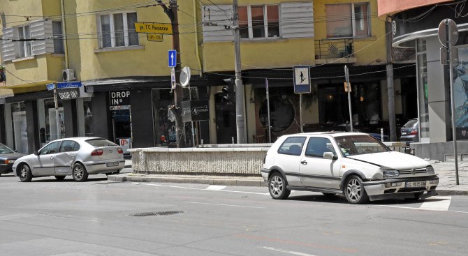 Две коли се сблъскаха на столично кръстовище (снимки)