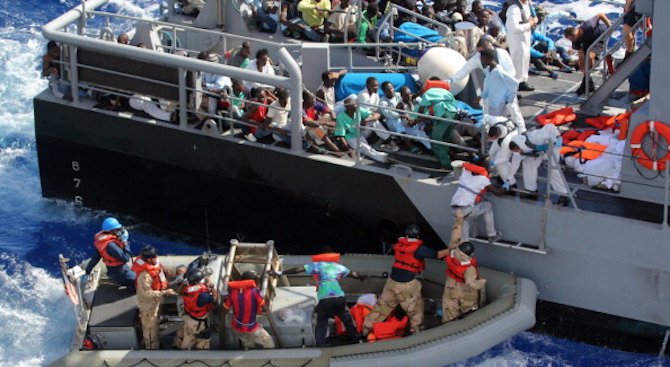 Италия обмисля да връща кораби със спасени мигранти