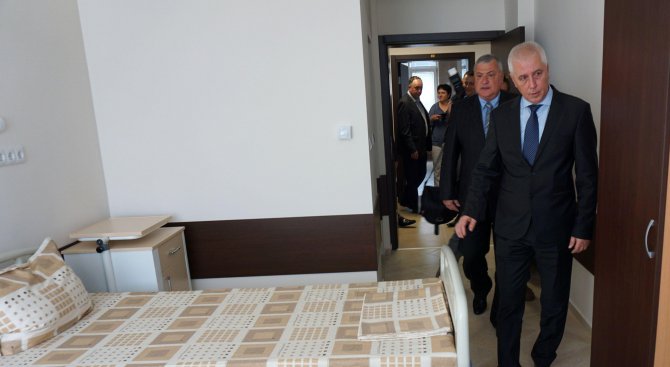 Министър Петров: Няма да загубим средства за Спешната помощ