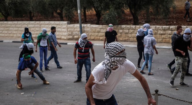 Палестинец откри стрелба по израелски военни и бе убит