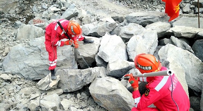 Прекратиха спасителната акция в затрупаното от свлачище китайско село