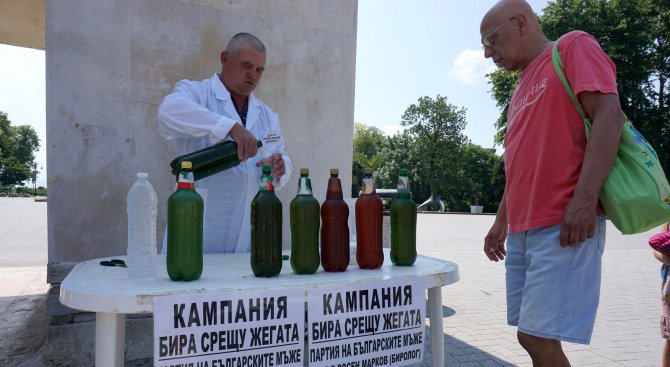 Росен Марков лекува с бира във Варна (снимки)