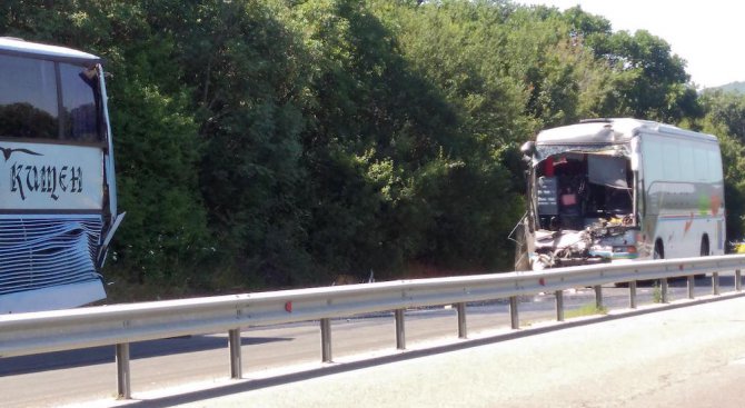 Тежка катастрофа между два автобуса на пътя Бургас - Созопол (снимки)