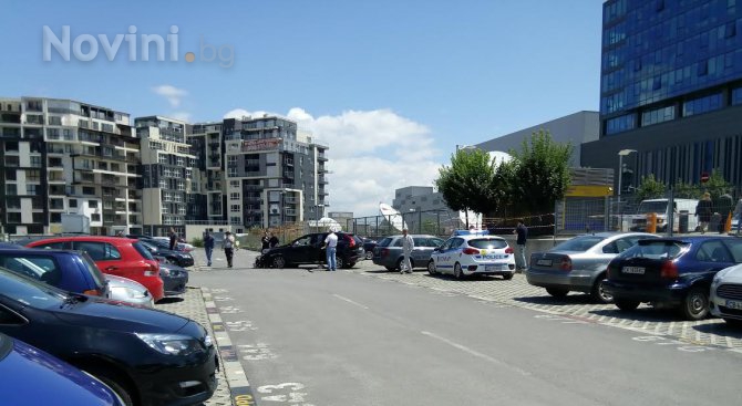 Джип се вряза в паркинг на офис сграда в София (снимки)