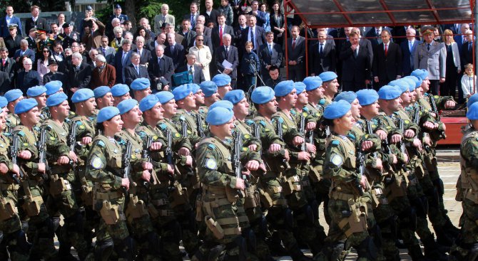 Президентът Румен Радев връчи пагоните на удостоени с висше офицерско звание военнослужещи