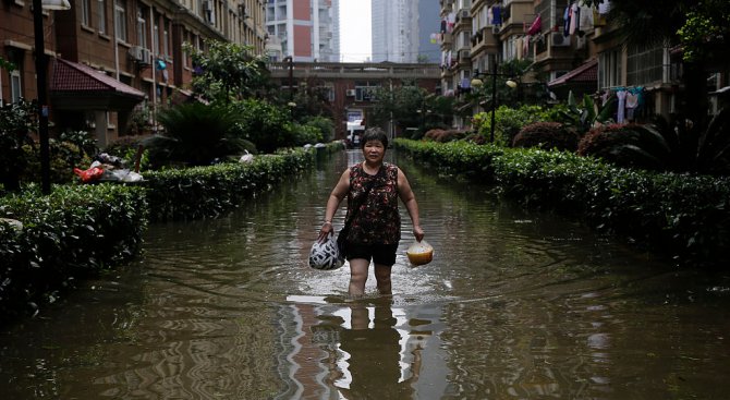 Проливни дъждове в Китай взеха десетки жертви, щетите са за близо 3 млрд. долара