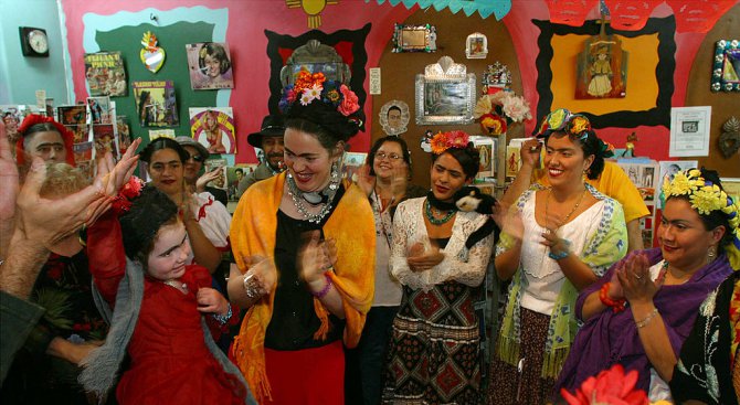 Стотици се правят на Фрида Кало за нов рекорд