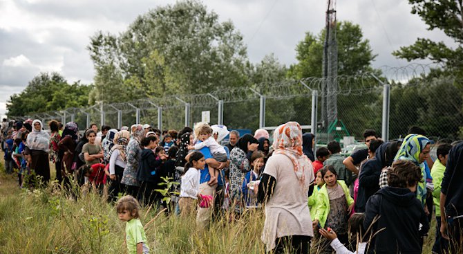 Заради мигрантите Унгария пусна 900 V ток по оградата със Сърбия