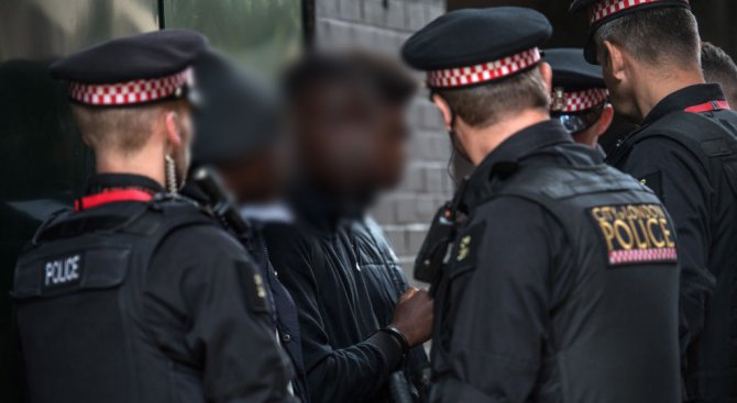 Британски тийнейджър е арестуван след пет атаки с киселина в Лондон
