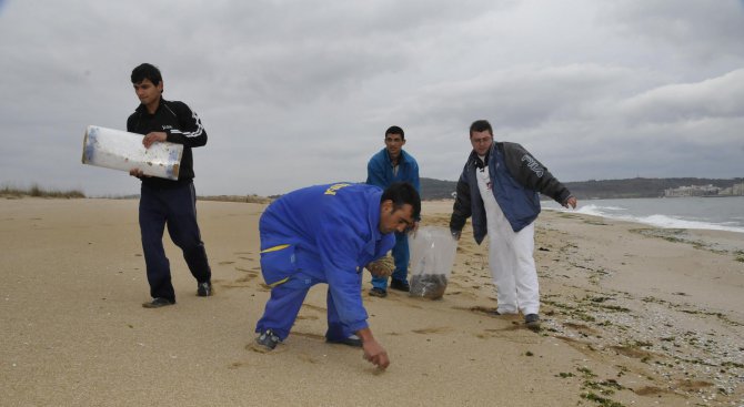 Почистват замърсяването на плажа в Синеморец
