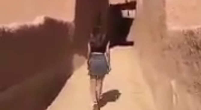 В Саудитска Арабия задържаха жената, която се разходи с минижуп из историческа забележителност (виде