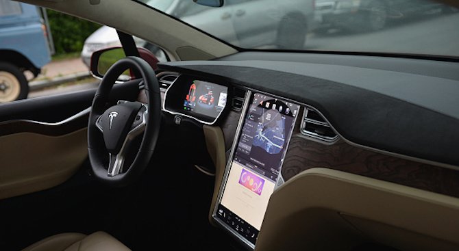 Американският автомобилостроител Тесла достави първите електромобили за масите