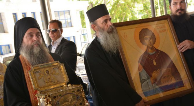 Мощите на Св. Пантелеймон вече са в България (снимка)