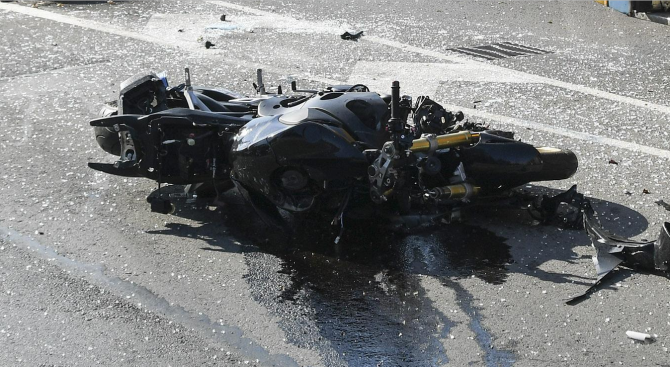 Моторист с опасност за живота след катастрофа в Габровско