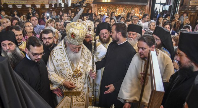 Стотици посрещнаха чудотворната икона и мощите на Св. Пантелеймон в София (галерия)