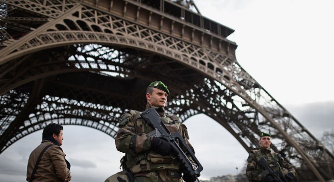 Франция започна разследване за тероризъм на инцидента на Айфеловата кула